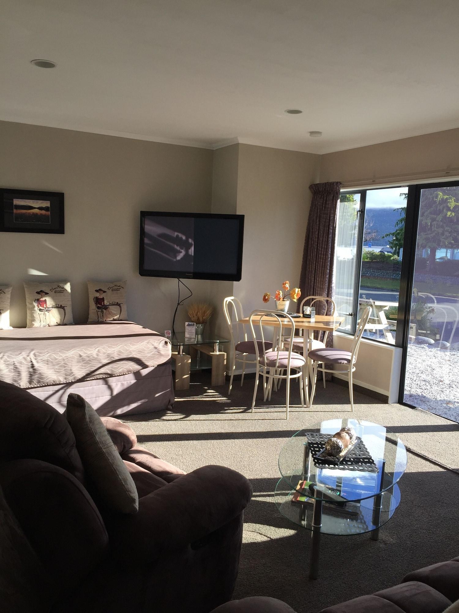 Lakefront Lodge Te Anau Exterior photo